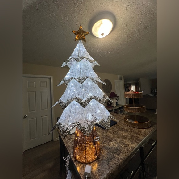 Holiday living 4 ft LED white and gold sparkle tree decoration.(pick up only.)